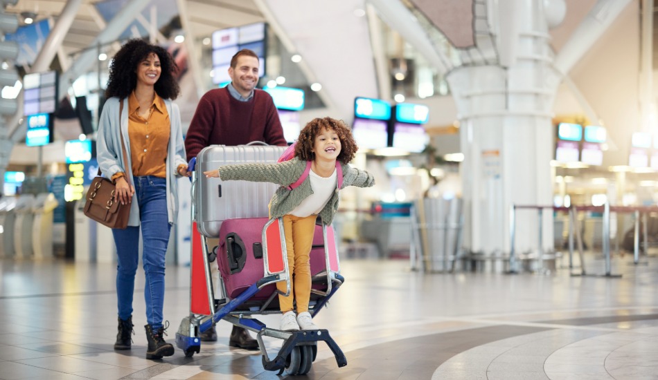 Prado Bahia com crianças – família na praia de Guaratiba com mar calmo, areia fofa e falésias ao fundo, destino perfeito para férias em família com apartamento para aluguel de temporada no sul da Bahia