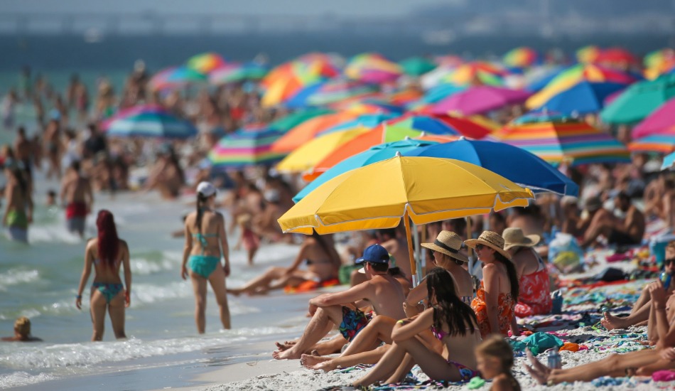 Aluguel de temporada em Prado Bahia – apartamento moderno e confortável com vista para o mar, cozinha equipada e piscina, hospedagem ideal para férias no sul da Bahia