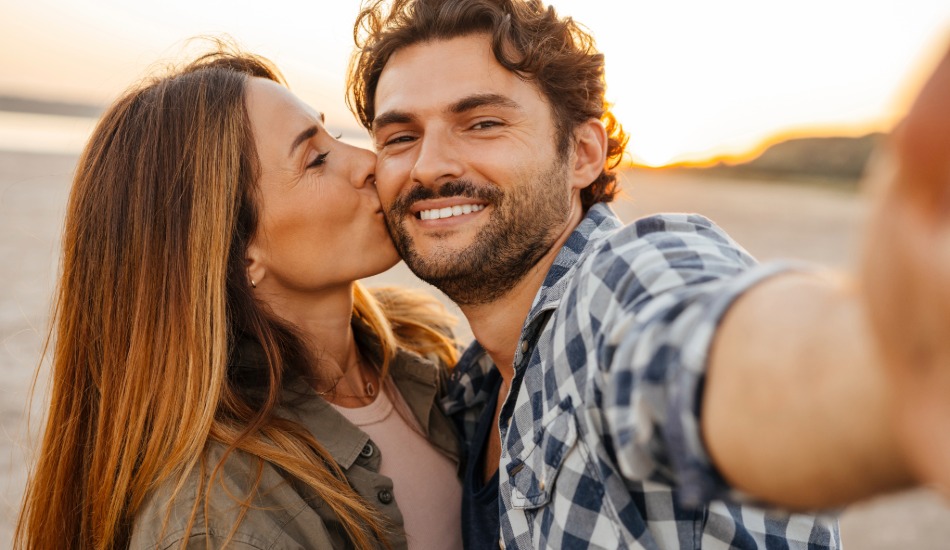 Aluguel de temporada em Prado Bahia para casais – casal romântico em varanda de apartamento de temporada 150m²
