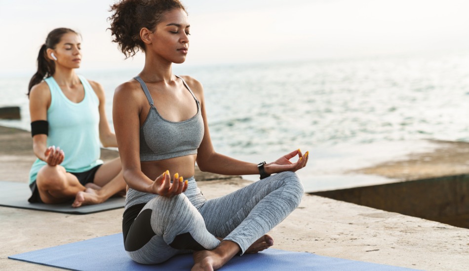 Aluguel de temporada em Prado Bahia para relaxamento – pessoa praticando yoga em varanda de apartamento independente